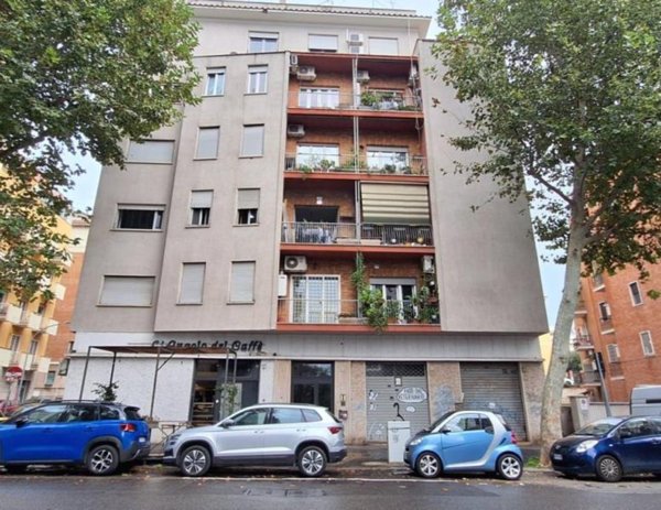 locale commerciale in vendita a Roma in zona Appio Latino