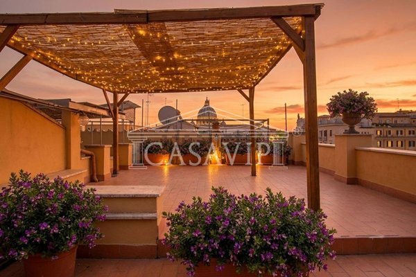 appartamento in vendita a Roma in zona Rione Regola