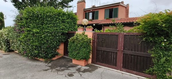 pentavano in vendita a Roma in zona Infernetto