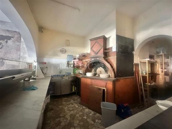 locale commerciale in vendita a Roma in zona Appio Claudio