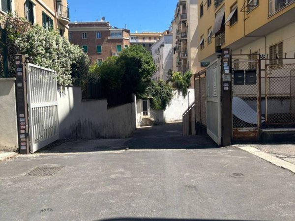 negozio in vendita a Roma in zona Appio Latino