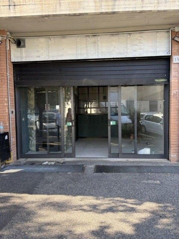 locale commerciale in vendita a Roma in zona Don Bosco