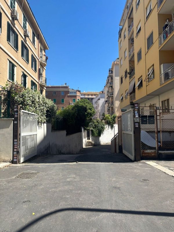 locale commerciale in vendita a Roma in zona Appio Latino