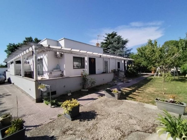 casa indipendente in vendita a Roma in zona Casal Palocco