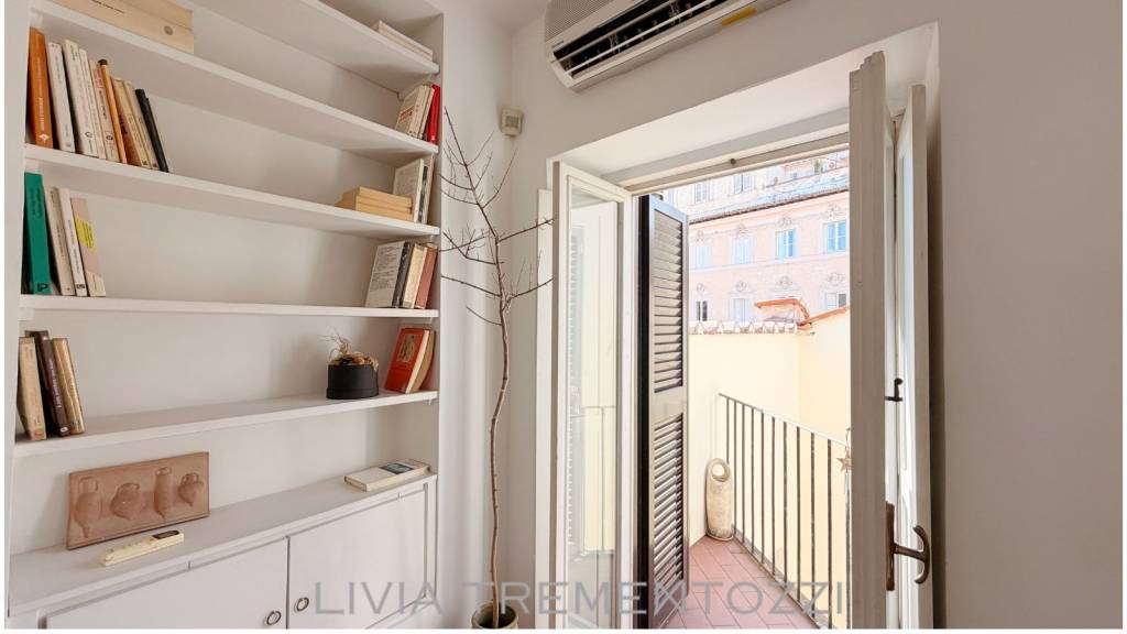 appartamento in vendita a Roma in zona Rione Regola
