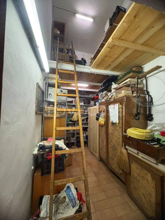 locale di sgombero in vendita a Roma in zona Cinecittà