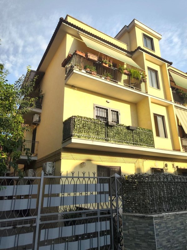 appartamento in vendita a Roma in zona Torre Angela