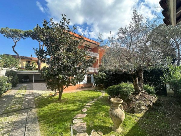 casa indipendente in vendita a Roma in zona Ostia