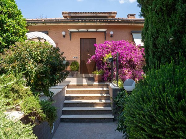 casa indipendente in vendita a Roma