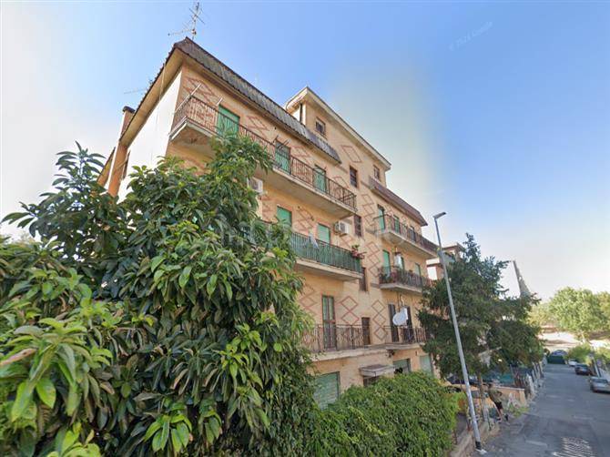 appartamento in vendita a Roma in zona Torre Angela