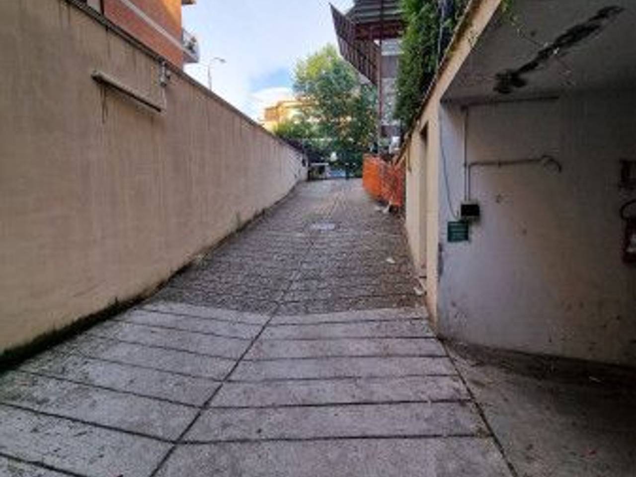 negozio in vendita a Roma in zona Appio Claudio