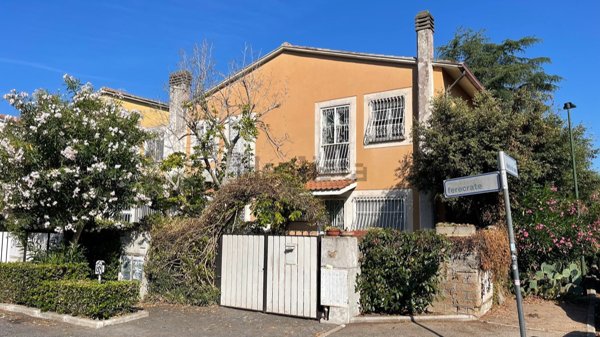 esavano in vendita a Roma in zona Casal Palocco