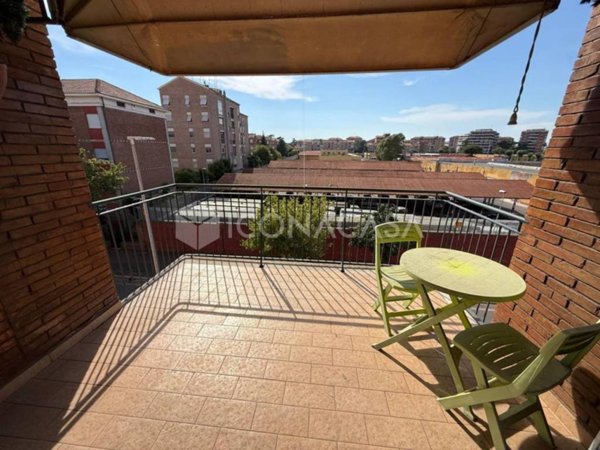 appartamento in vendita a Roma in zona Torre Spaccata