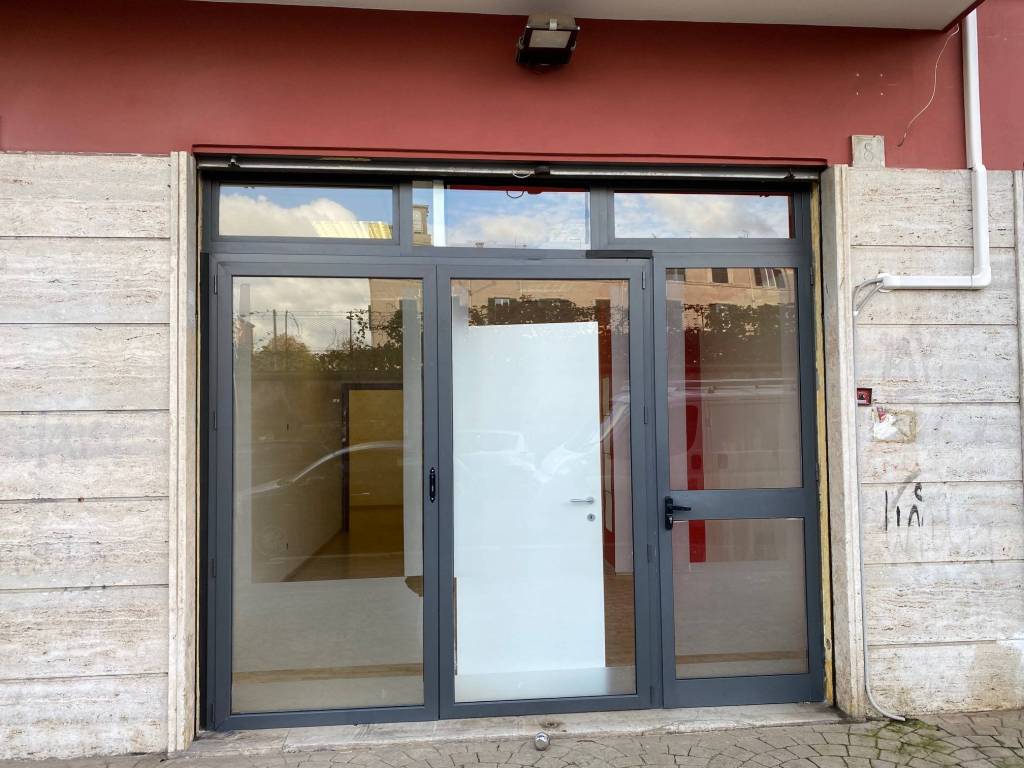negozio in vendita a Roma in zona Prenestino-Centocelle