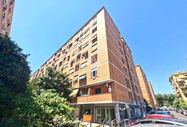 negozio in vendita a Roma in zona Portuense