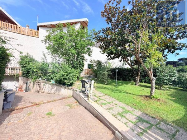 casa indipendente in vendita a Roma in zona Casal Palocco