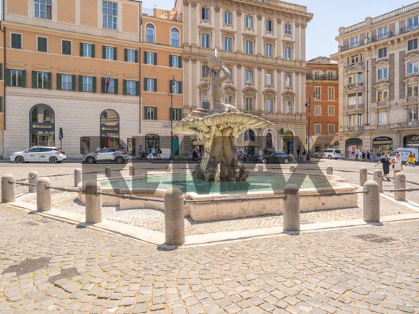 locale commerciale in vendita a Roma in zona Trevi-Colonna