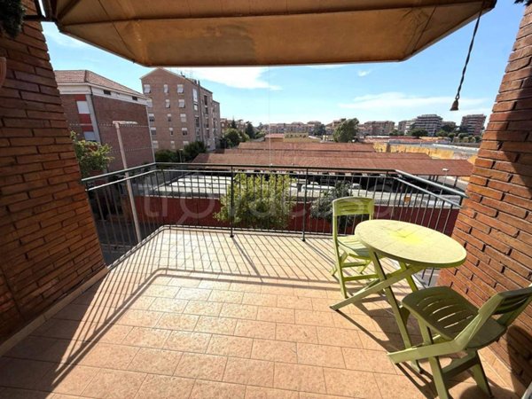appartamento in vendita a Roma in zona Torre Spaccata