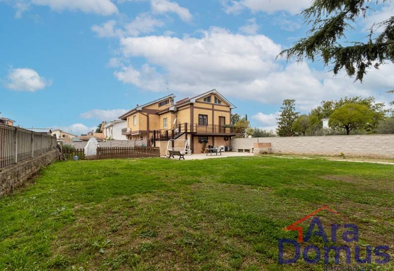 casa indipendente in vendita a Roma in zona Selva Candida