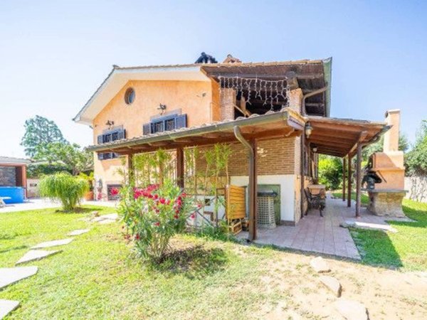 casa indipendente in vendita a Roma in zona Infernetto