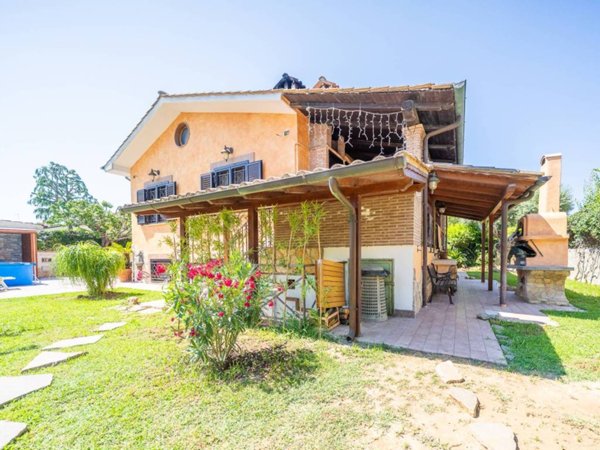 casa indipendente in vendita a Roma in zona Infernetto