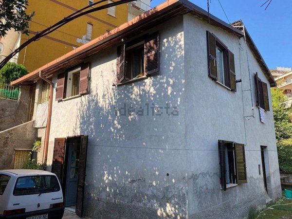 casa indipendente in vendita a Roma in zona Tomba di Nerone