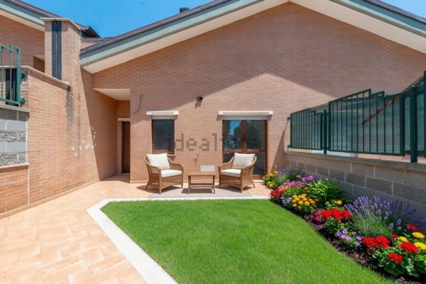 appartamento in vendita a Roma in zona Valle Santa