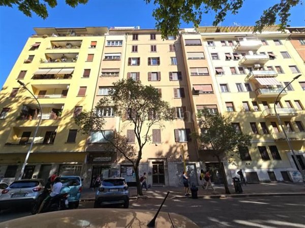 locale commerciale in vendita a Roma in zona Appio Latino