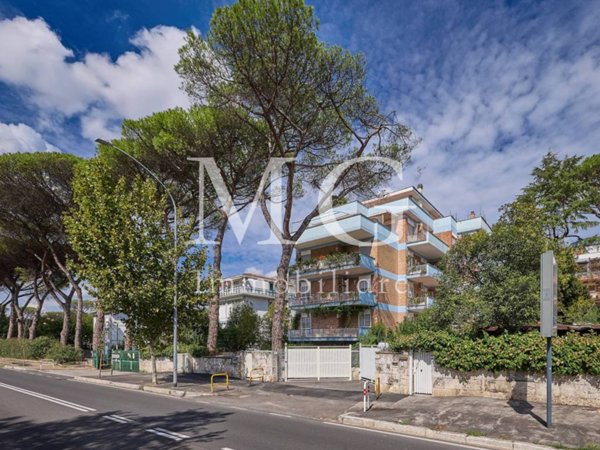 appartamento in vendita a Roma in zona Tomba di Nerone