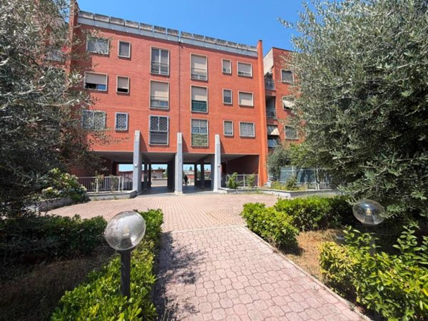 appartamento in vendita a Roma in zona Villaggio Falcone