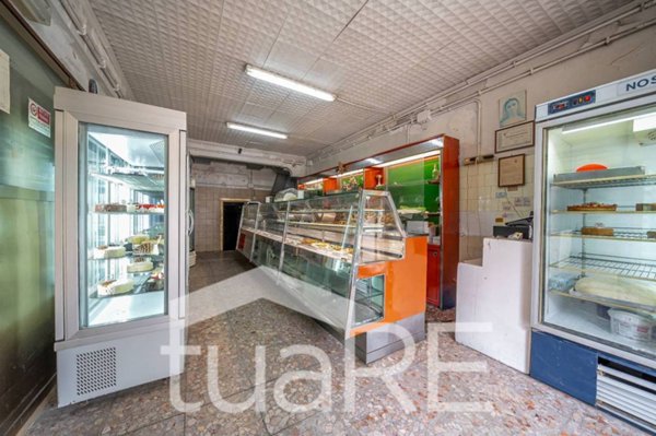 negozio in vendita a Roma in zona Primavalle
