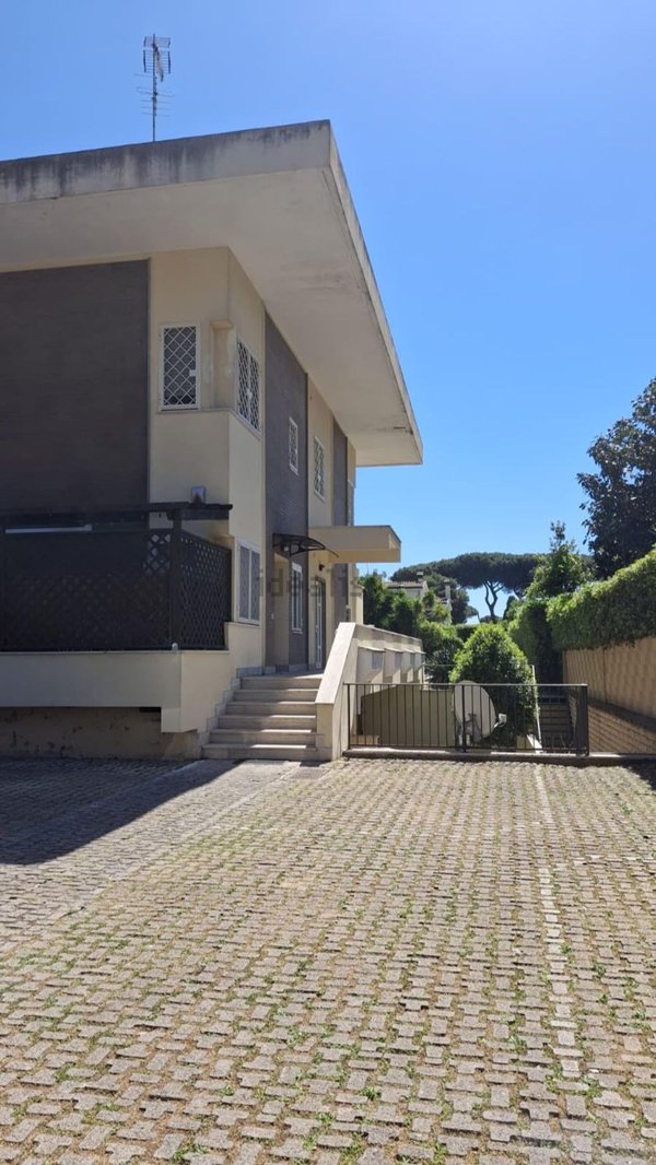 appartamento in vendita a Roma in zona Axa