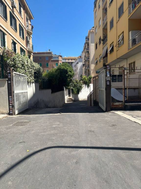 negozio in vendita a Roma in zona Appio Latino