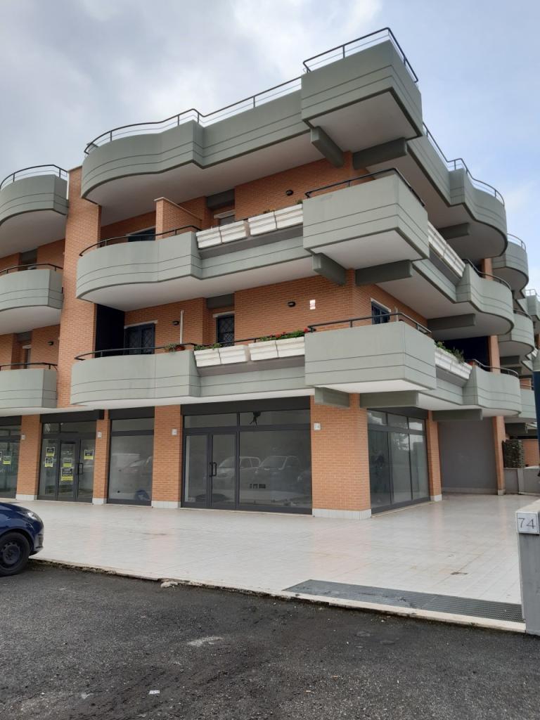 locale commerciale in vendita a Roma in zona Valle Santa