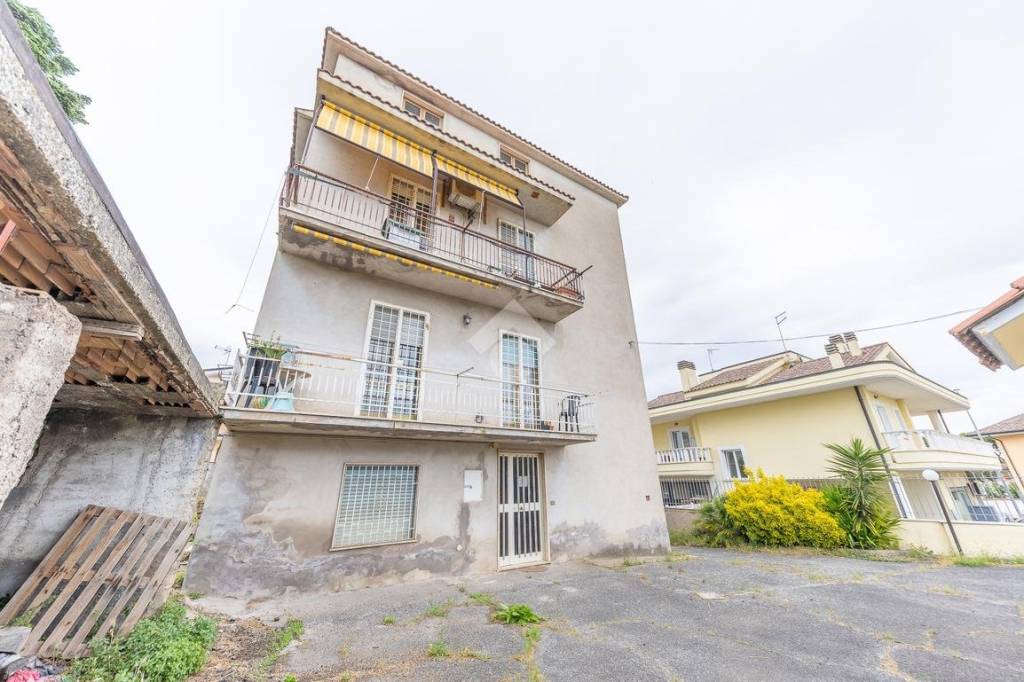 appartamento in vendita a Roma in zona Castelverde