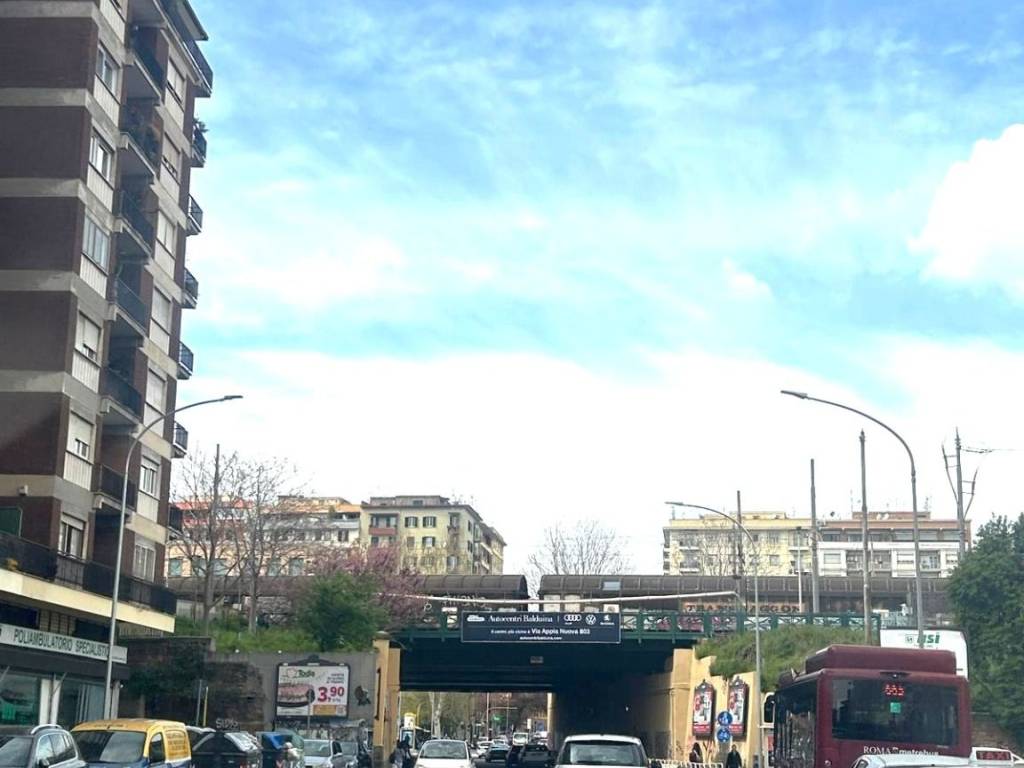 negozio in vendita a Roma in zona Tuscolano