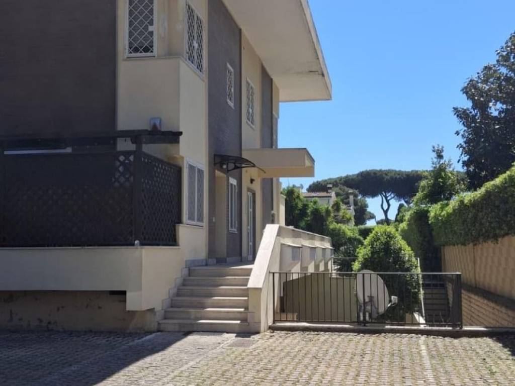 appartamento in vendita a Roma in zona Axa