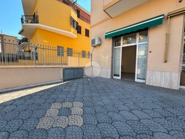 negozio in vendita a Roma in zona La Pisana