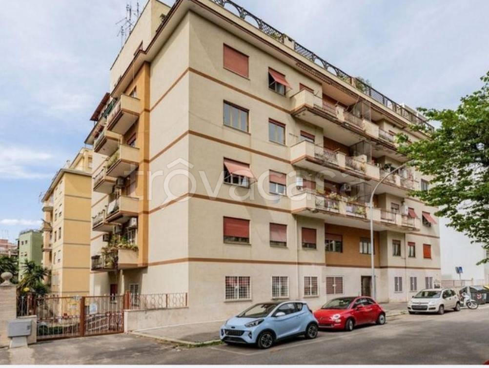 appartamento in vendita a Roma in zona Ardeatino