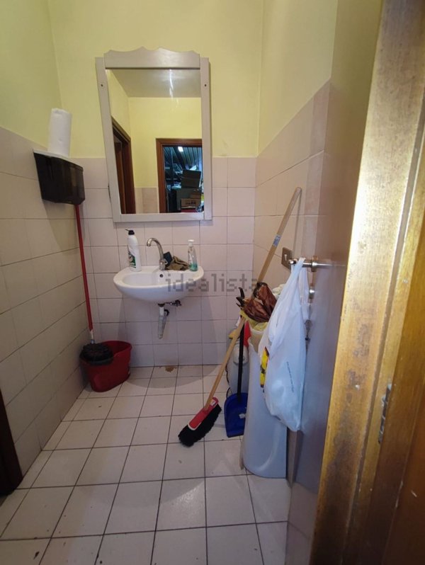 negozio in vendita a Roma in zona Tor Bella Monaca