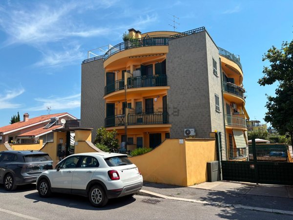 appartamento in vendita a Roma in zona Castelverde