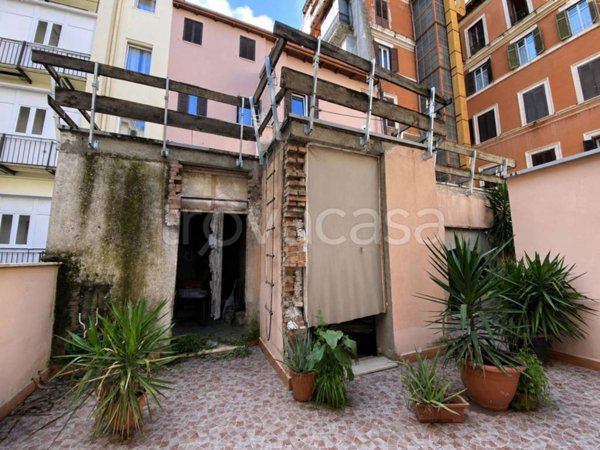 appartamento in vendita a Roma in zona Trevi-Colonna