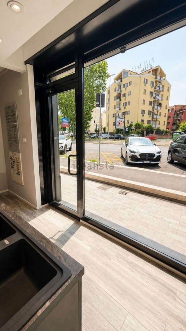 locale commerciale in vendita a Roma in zona Pietralata