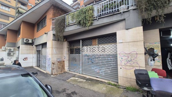 locale commerciale in vendita a Roma in zona Portuense