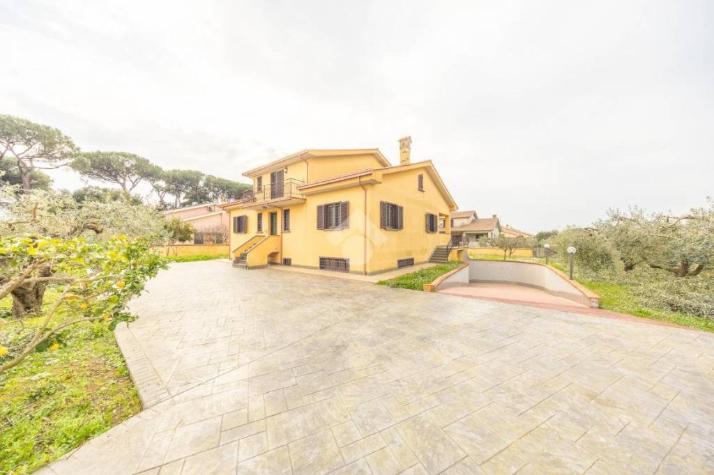 casa indipendente in vendita a Roma