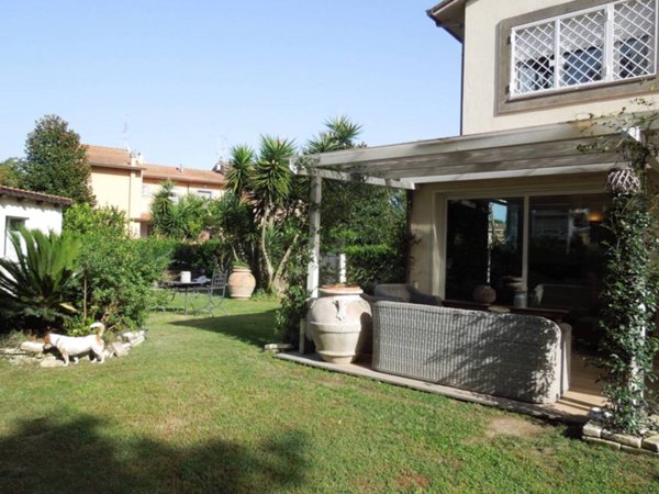 casa indipendente in vendita a Roma in zona Casal Palocco