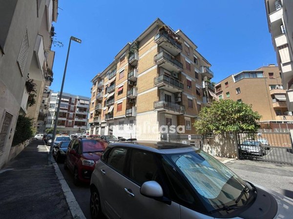 appartamento in vendita a Roma in zona Ardeatino