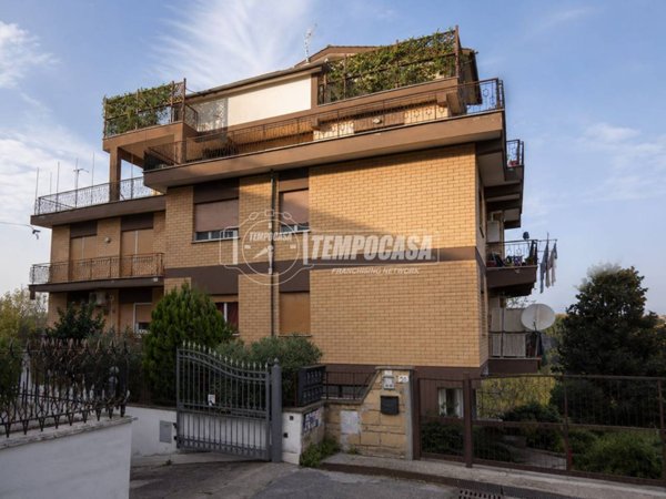 appartamento in vendita a Roma in zona Tomba di Nerone