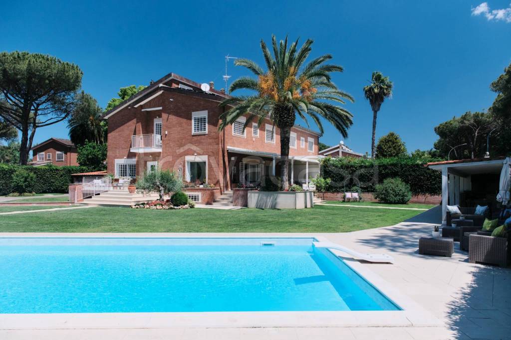 casa indipendente in vendita a Roma in zona Casal Palocco