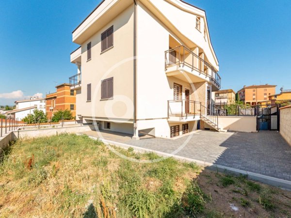 appartamento in vendita a Roma in zona Tor Bella Monaca